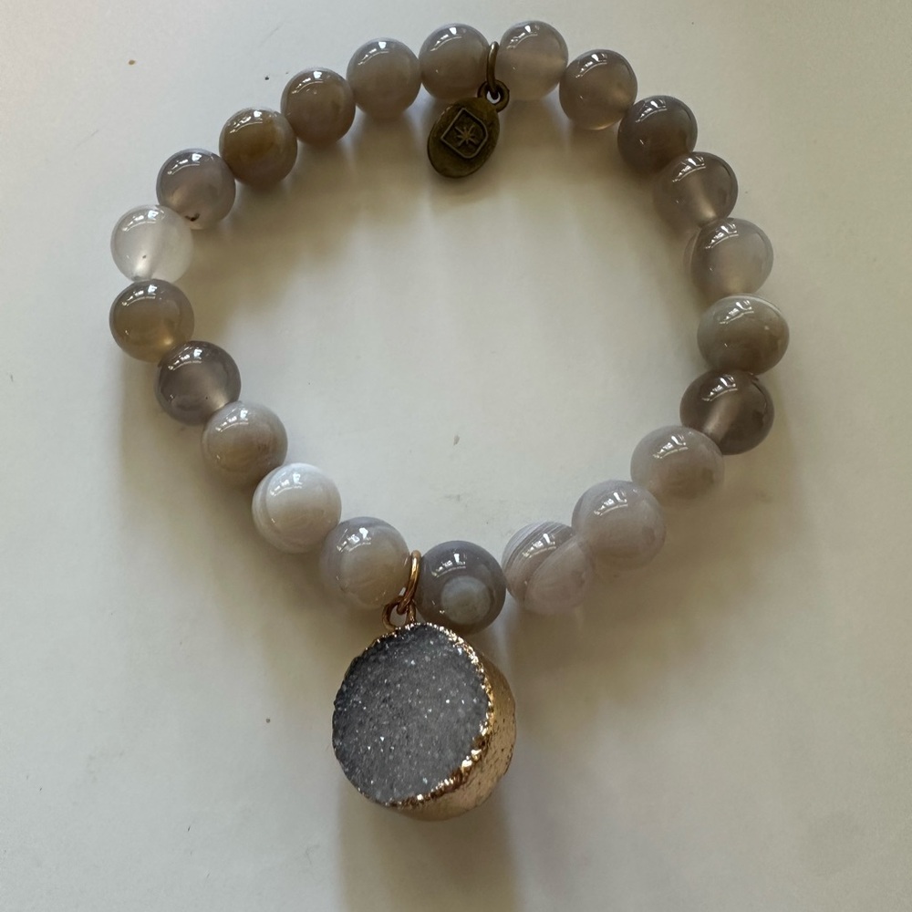 Elegant Gray Beaded Bracelet with Gold Accents and Geode Charm